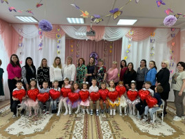Воспитанники группы компенсирующей направленности №8 поздравляют своих мам с наступающим Международным женским днём! Воспитанники группы компенсирующей направленности №8 поздравляют своих мам с наступающим Международным женским днём!.