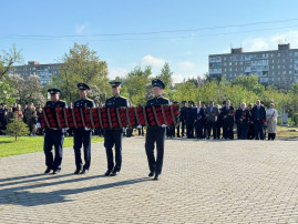 Возложение цветов на Воскресенском кладбище. Возложение цветов на Воскресенском кладбище.