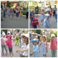 Мы выходим на площадку, Начинается зарядка. Мы выходим на площадку, Начинается зарядка.